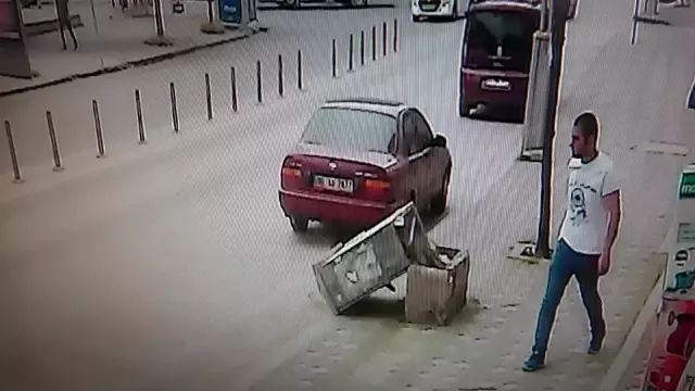 Sinirini çıkarmak için tekme atarak telefon panosunu böyle devirdi Sinirini çıkarmak için tekme atarak telefon panosunu böyle devirdi