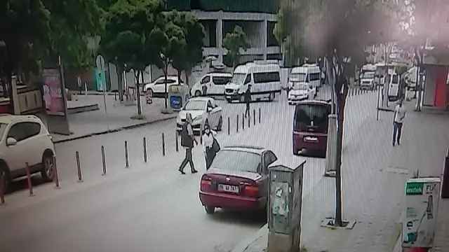 Sinirini çıkarmak için tekme atarak telefon panosunu böyle devirdi Sinirini çıkarmak için tekme atarak telefon panosunu böyle devirdi