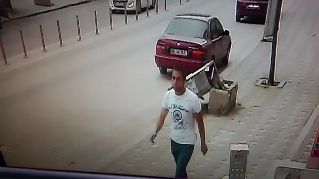 Sinirini çıkarmak için tekme atarak telefon panosunu böyle devirdi Sinirini çıkarmak için tekme atarak telefon panosunu böyle devirdi