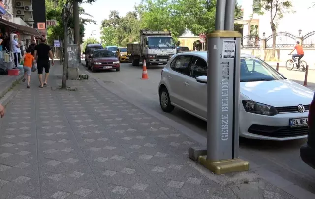 Sinirini çıkarmak için tekme atarak telefon panosunu böyle devirdi Sinirini çıkarmak için tekme atarak telefon panosunu böyle devirdi