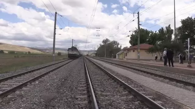Sivas-Malatya arasındaki Demiriz Tren İstasyonunda şehit edilen 8 kişi törenle anıldı Sivas-Malatya arasındaki Demiriz Tren İstasyonunda şehit edilen 8 kişi törenle anıldı