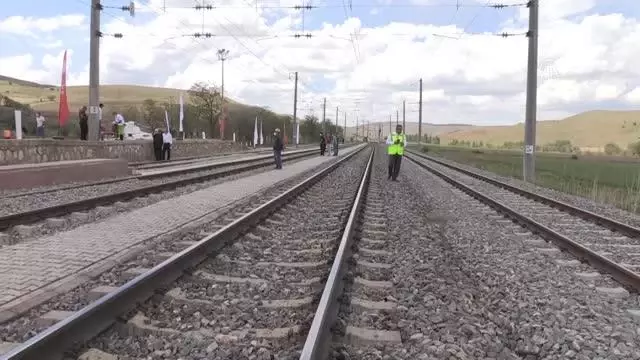 Sivas-Malatya arasındaki Demiriz Tren İstasyonunda şehit edilen 8 kişi törenle anıldı Sivas-Malatya arasındaki Demiriz Tren İstasyonunda şehit edilen 8 kişi törenle anıldı