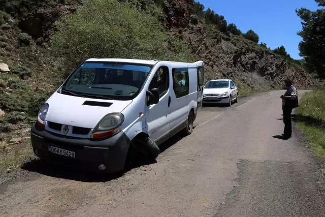 Otomobil ile minibüs çarpıştı: 4 yaralı Otomobil ile minibüs çarpıştı: 4 yaralı