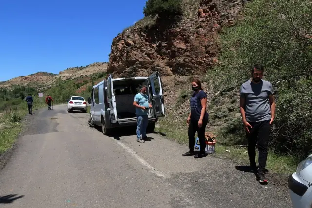 Otomobil ile minibüs çarpıştı: 4 yaralı Otomobil ile minibüs çarpıştı: 4 yaralı