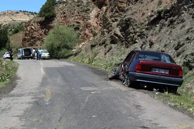 Otomobil ile minibüs çarpıştı: 4 yaralı Otomobil ile minibüs çarpıştı: 4 yaralı