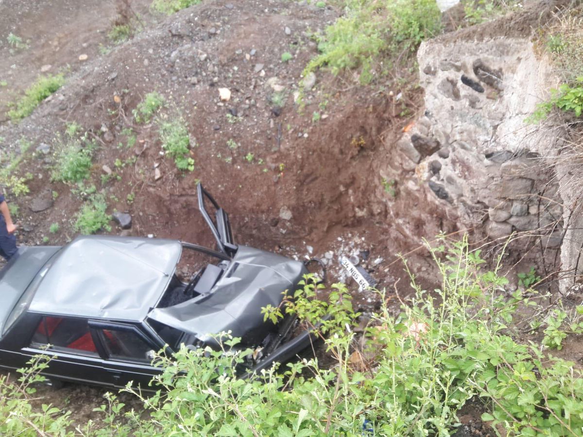 Sivas'ta otomobil menfeze devrildi: 1 yaralı