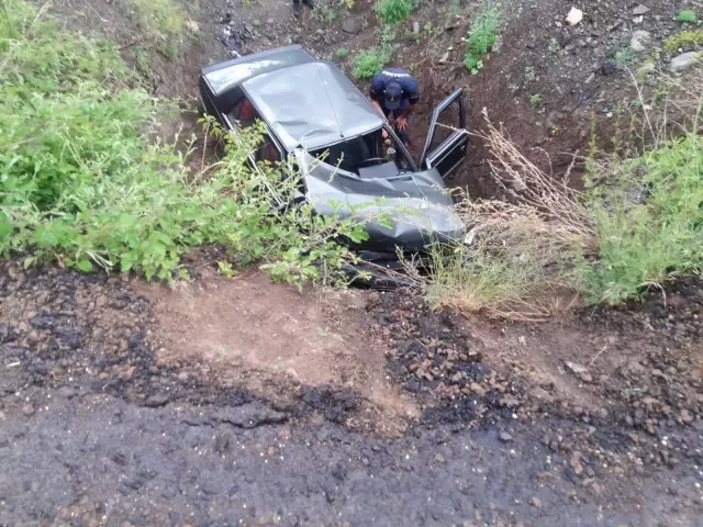 Sivas'ta otomobil menfeze devrildi: 1 yaralı Sivas'ta otomobil menfeze devrildi: 1 yaralı