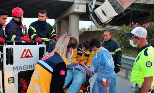 Şoför, asılı kalan tırın içinde kurtarılmayı böyle bekledi Şoför, asılı kalan tırın içinde kurtarılmayı böyle bekledi