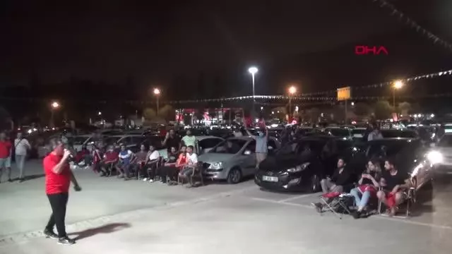 SPOR Adanalılar Türkiye-İtalya maçını dev ekranlarda izledi SPOR Adanalılar Türkiye-İtalya maçını dev ekranlarda izledi
