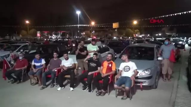SPOR Adanalılar Türkiye-İtalya maçını dev ekranlarda izledi SPOR Adanalılar Türkiye-İtalya maçını dev ekranlarda izledi