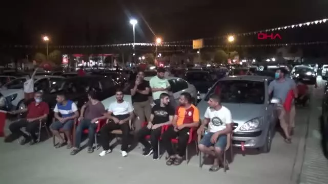 SPOR Adanalılar Türkiye-İtalya maçını dev ekranlarda izledi SPOR Adanalılar Türkiye-İtalya maçını dev ekranlarda izledi