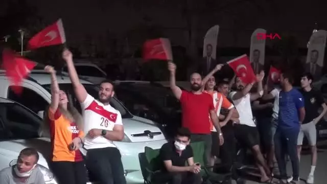 SPOR Adanalılar Türkiye-İtalya maçını dev ekranlarda izledi SPOR Adanalılar Türkiye-İtalya maçını dev ekranlarda izledi