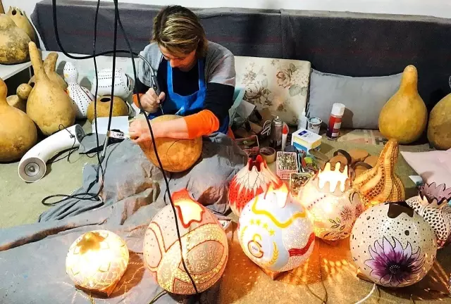 Su kabaklarını sanat eserine dönüştürüyor Su kabaklarını sanat eserine dönüştürüyor