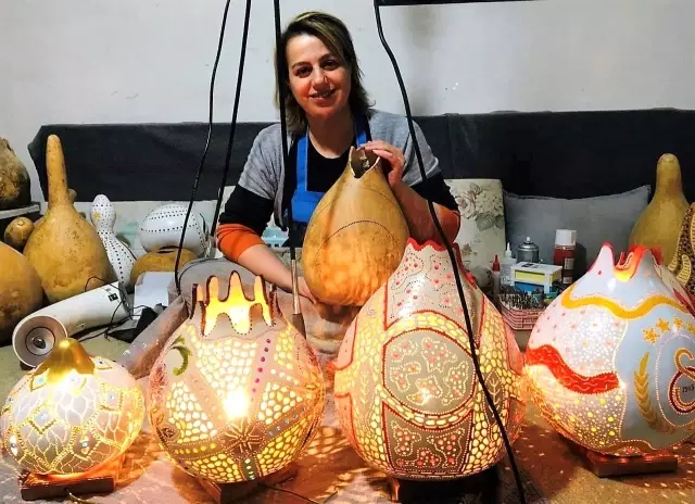 Su kabaklarını sanat eserine dönüştürüyor Su kabaklarını sanat eserine dönüştürüyor