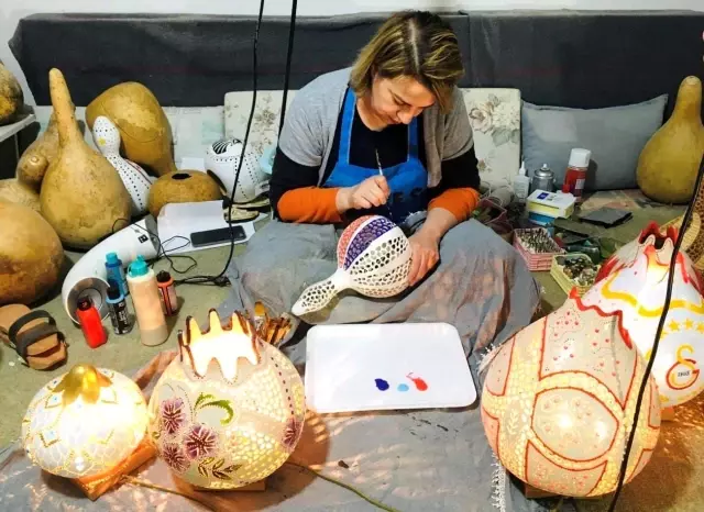 Su kabaklarını sanat eserine dönüştürüyor Su kabaklarını sanat eserine dönüştürüyor