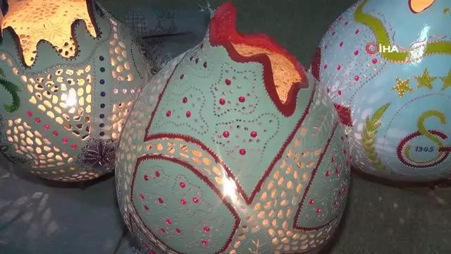Su kabaklarını sanat eserine dönüştürüyor Su kabaklarını sanat eserine dönüştürüyor