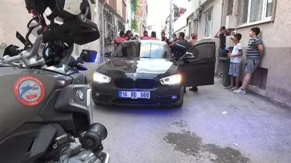 BURSA ŞÜPHELİLER 15 KİLOMETRELİK KOVALAMACAYLA YAKALANDI; MAHALLELİ POLİSİ ALKIŞLADI BURSA ŞÜPHELİLER 15 KİLOMETRELİK KOVALAMACAYLA YAKALANDI; MAHALLELİ POLİSİ ALKIŞLADI