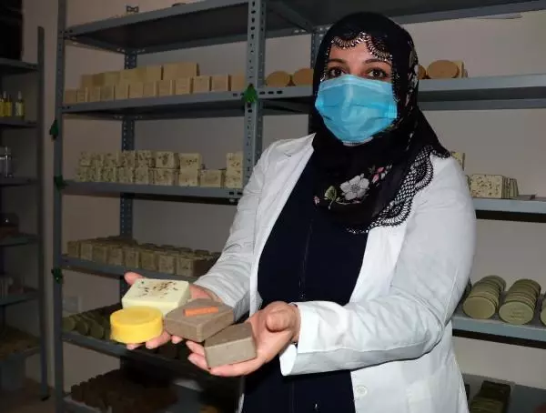 SURİYELİ ZEKİYE, SABUN YAPIP TÜP BEBEK TEDAVİSİ İÇİN PARA BİRİKTİRİYOR SURİYELİ ZEKİYE, SABUN YAPIP TÜP BEBEK TEDAVİSİ İÇİN PARA BİRİKTİRİYOR