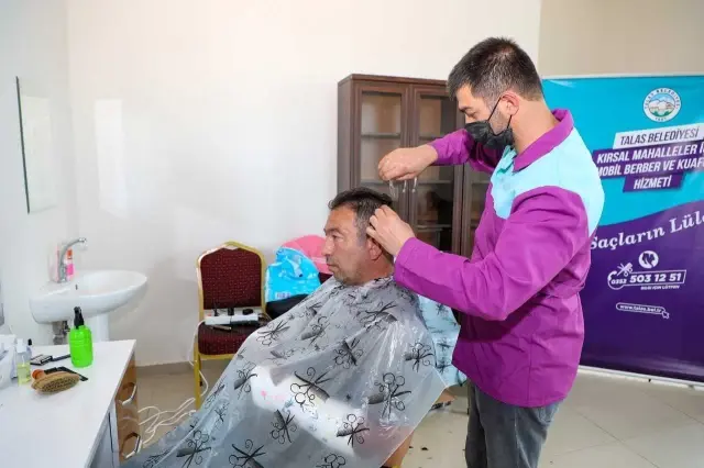 Talas Belediyesi'nin kırsaldaki 'mobil kuaför' uygulaması vatandaşlardan ilgi görüyor Talas Belediyesi'nin kırsaldaki 'mobil kuaför' uygulaması vatandaşlardan ilgi görüyor