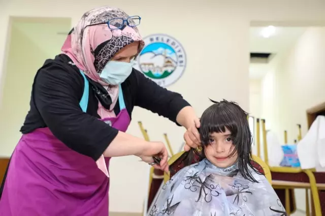 Talas Belediyesi'nin kırsaldaki 'mobil kuaför' uygulaması vatandaşlardan ilgi görüyor Talas Belediyesi'nin kırsaldaki 'mobil kuaför' uygulaması vatandaşlardan ilgi görüyor