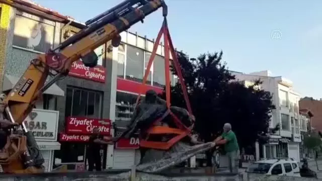 Tankut Öktem imzalı 'Pehlivanlar' heykeli görünür olması amacıyla Saraçlar Caddesi'ne taşındı Tankut Öktem imzalı 'Pehlivanlar' heykeli görünür olması amacıyla Saraçlar Caddesi'ne taşındı