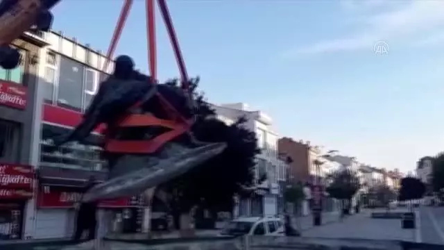 Tankut Öktem imzalı 'Pehlivanlar' heykeli görünür olması amacıyla Saraçlar Caddesi'ne taşındı Tankut Öktem imzalı 'Pehlivanlar' heykeli görünür olması amacıyla Saraçlar Caddesi'ne taşındı