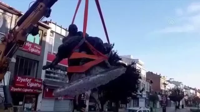 Tankut Öktem imzalı 'Pehlivanlar' heykeli görünür olması amacıyla Saraçlar Caddesi'ne taşındı Tankut Öktem imzalı 'Pehlivanlar' heykeli görünür olması amacıyla Saraçlar Caddesi'ne taşındı