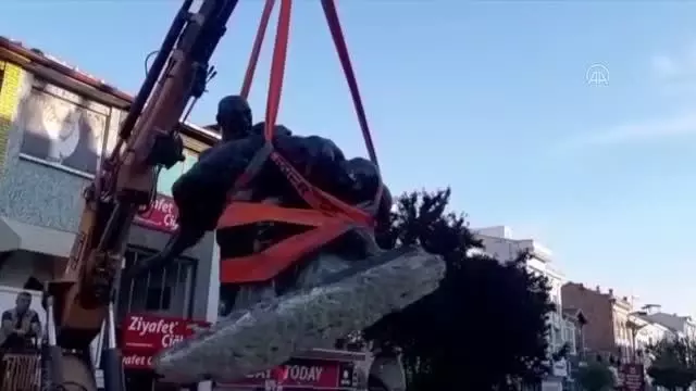 Tankut Öktem imzalı 'Pehlivanlar' heykeli görünür olması amacıyla Saraçlar Caddesi'ne taşındı Tankut Öktem imzalı 'Pehlivanlar' heykeli görünür olması amacıyla Saraçlar Caddesi'ne taşındı