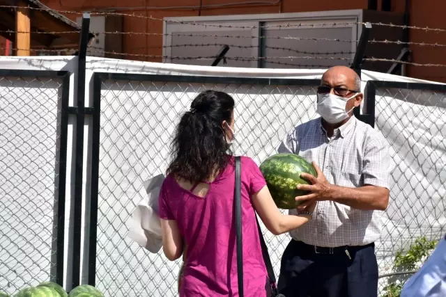 Tarsus Belediyesi, 15 ton karpuzu halka ücretsiz dağıttı Tarsus Belediyesi, 15 ton karpuzu halka ücretsiz dağıttı