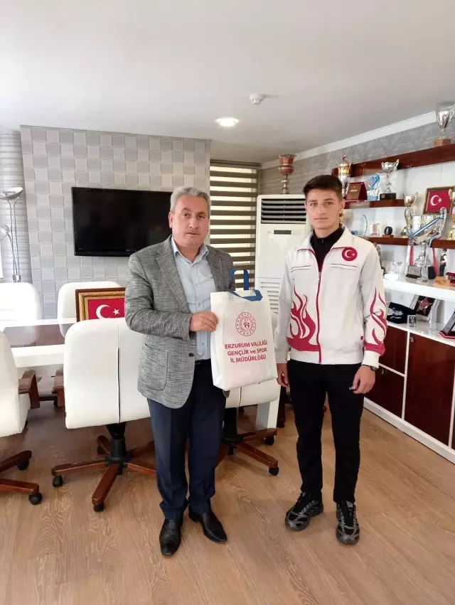 Taşkesenligil, şampiyon boksörü kutladı Taşkesenligil, şampiyon boksörü kutladı