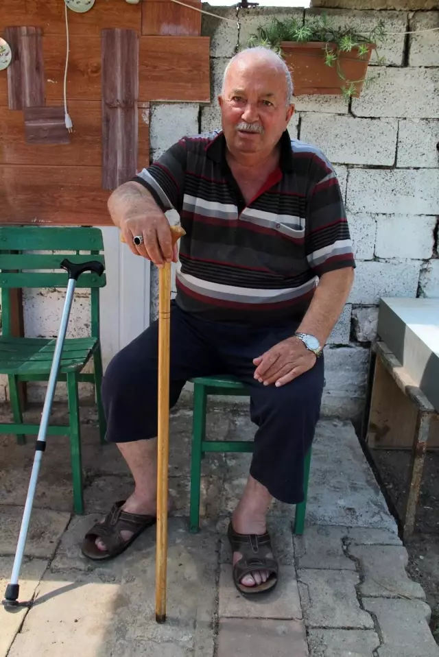 Gasp dehşetini yaşayan yaşlı adam korku dolu anları anlattı: 'Bahçeye girip ellerimi öptü, korktum ama elinde bıçak yoktu' Gasp dehşetini yaşayan yaşlı adam korku dolu anları anlattı: 'Bahçeye girip ellerimi öptü, korktum ama elinde bıçak yoktu'