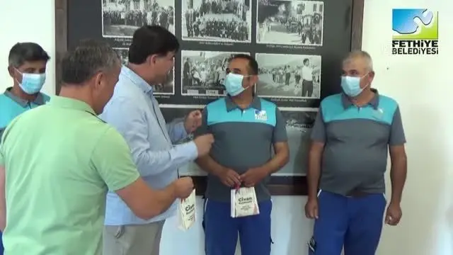 Temizlik işçilerinin iki ayrı yerde bulduğu paralar sahiplerine teslim edildi Temizlik işçilerinin iki ayrı yerde bulduğu paralar sahiplerine teslim edildi