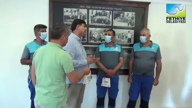 Temizlik işçilerinin iki ayrı yerde bulduğu paralar sahiplerine teslim edildi Temizlik işçilerinin iki ayrı yerde bulduğu paralar sahiplerine teslim edildi