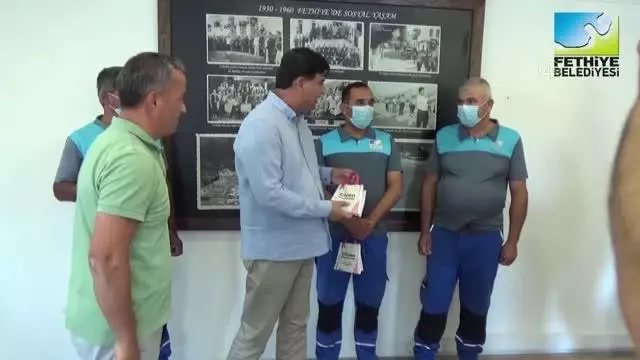 Temizlik işçilerinin iki ayrı yerde bulduğu paralar sahiplerine teslim edildi Temizlik işçilerinin iki ayrı yerde bulduğu paralar sahiplerine teslim edildi
