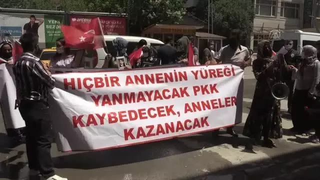 Terör mağduru aileler HDP İl Başkanlığı önünde eylem yaptı Terör mağduru aileler HDP İl Başkanlığı önünde eylem yaptı
