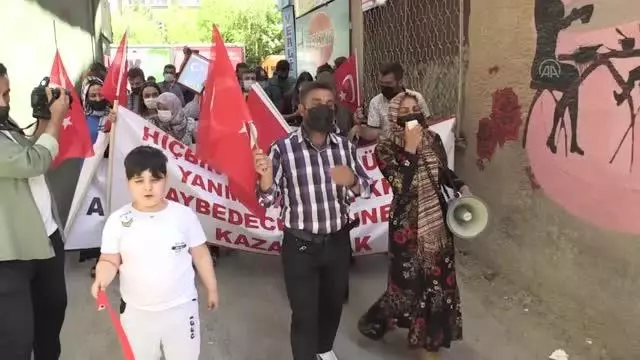 Terör mağduru aileler HDP İl Başkanlığı önünde eylem yaptı Terör mağduru aileler HDP İl Başkanlığı önünde eylem yaptı