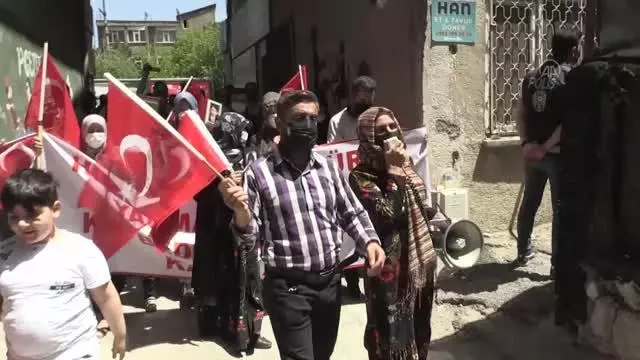 Terör mağduru aileler HDP İl Başkanlığı önünde eylem yaptı Terör mağduru aileler HDP İl Başkanlığı önünde eylem yaptı