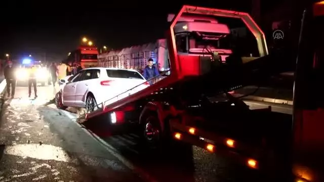 Ters yönde ilerleyen alkollü sürücünün kullandığı otomobil tıra çarptı Ters yönde ilerleyen alkollü sürücünün kullandığı otomobil tıra çarptı