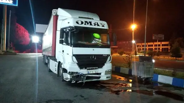 Ters yönde seyreden 200 promil alkollü sürücü tıra çarptı Ters yönde seyreden 200 promil alkollü sürücü tıra çarptı