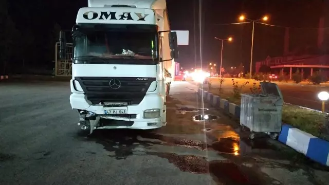 Ters yönde seyreden 200 promil alkollü sürücü tıra çarptı Ters yönde seyreden 200 promil alkollü sürücü tıra çarptı