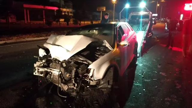 Ters yönde seyreden 200 promil alkollü sürücü tıra çarptı Ters yönde seyreden 200 promil alkollü sürücü tıra çarptı
