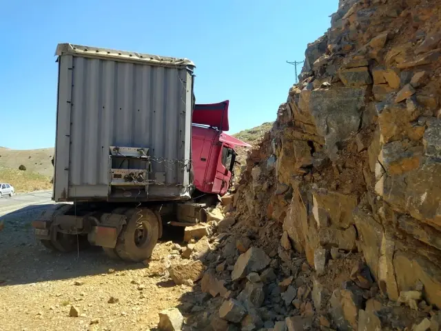Tır şarampole uçtu, sürücü yaralandı Tır şarampole uçtu, sürücü yaralandı