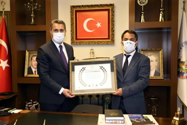 Tokat Belediye Başkanı Eroğlu'na çevreye duyarlı projelerinden dolayı berat verildi Tokat Belediye Başkanı Eroğlu'na çevreye duyarlı projelerinden dolayı berat verildi