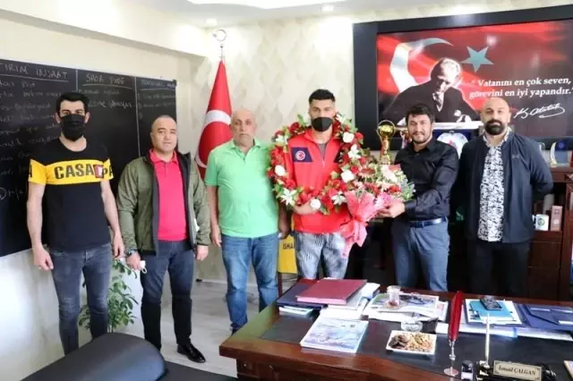 Tokyo vizesi alan Bayram Malkan çiçeklerle karşılandı Tokyo vizesi alan Bayram Malkan çiçeklerle karşılandı