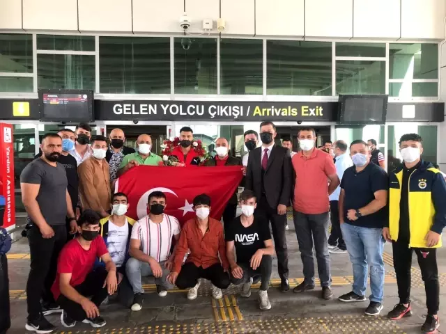 Tokyo vizesi alan Bayram Malkan çiçeklerle karşılandı Tokyo vizesi alan Bayram Malkan çiçeklerle karşılandı