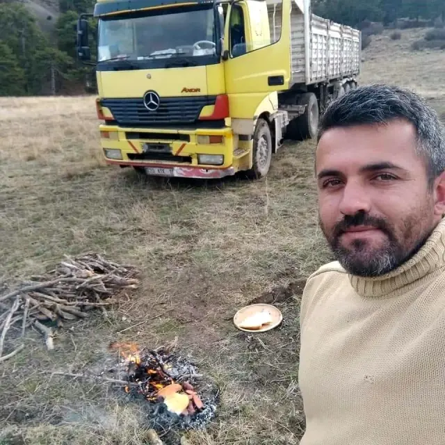 Tomruk yüklü tırın devrilmesi sonucunda sürücü hayatını kaybetti Tomruk yüklü tırın devrilmesi sonucunda sürücü hayatını kaybetti
