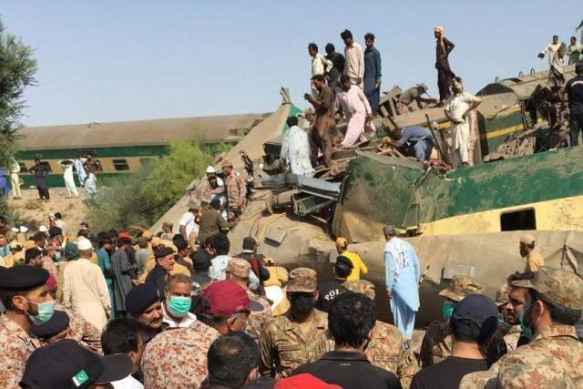 Tren kazasıyla sarsılan Pakistan'dan bir kahreden haber daha! Otobüsün devrilmesi sonucu 19 kişi öldü, 50 kişi yaralandı Tren kazasıyla sarsılan Pakistan'dan bir kahreden haber daha! Otobüsün devrilmesi sonucu 19 kişi öldü, 50 kişi yaralandı