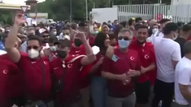 Türk taraftarlar stada giriş yaptı Türk taraftarlar stada giriş yaptı