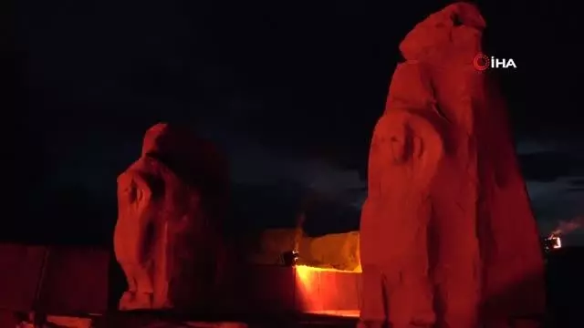 Türkiye'nin ilk milli kazı alanı Alacahöyük kırmızıya büründü Türkiye'nin ilk milli kazı alanı Alacahöyük kırmızıya büründü