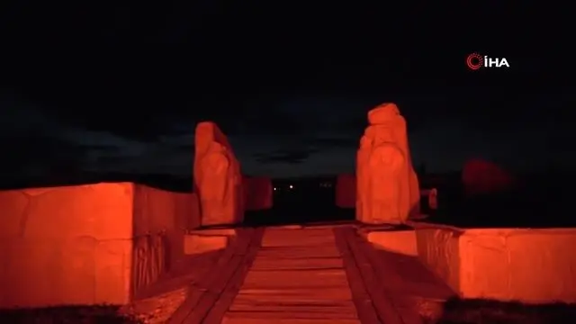 Türkiye'nin ilk milli kazı alanı Alacahöyük kırmızıya büründü Türkiye'nin ilk milli kazı alanı Alacahöyük kırmızıya büründü